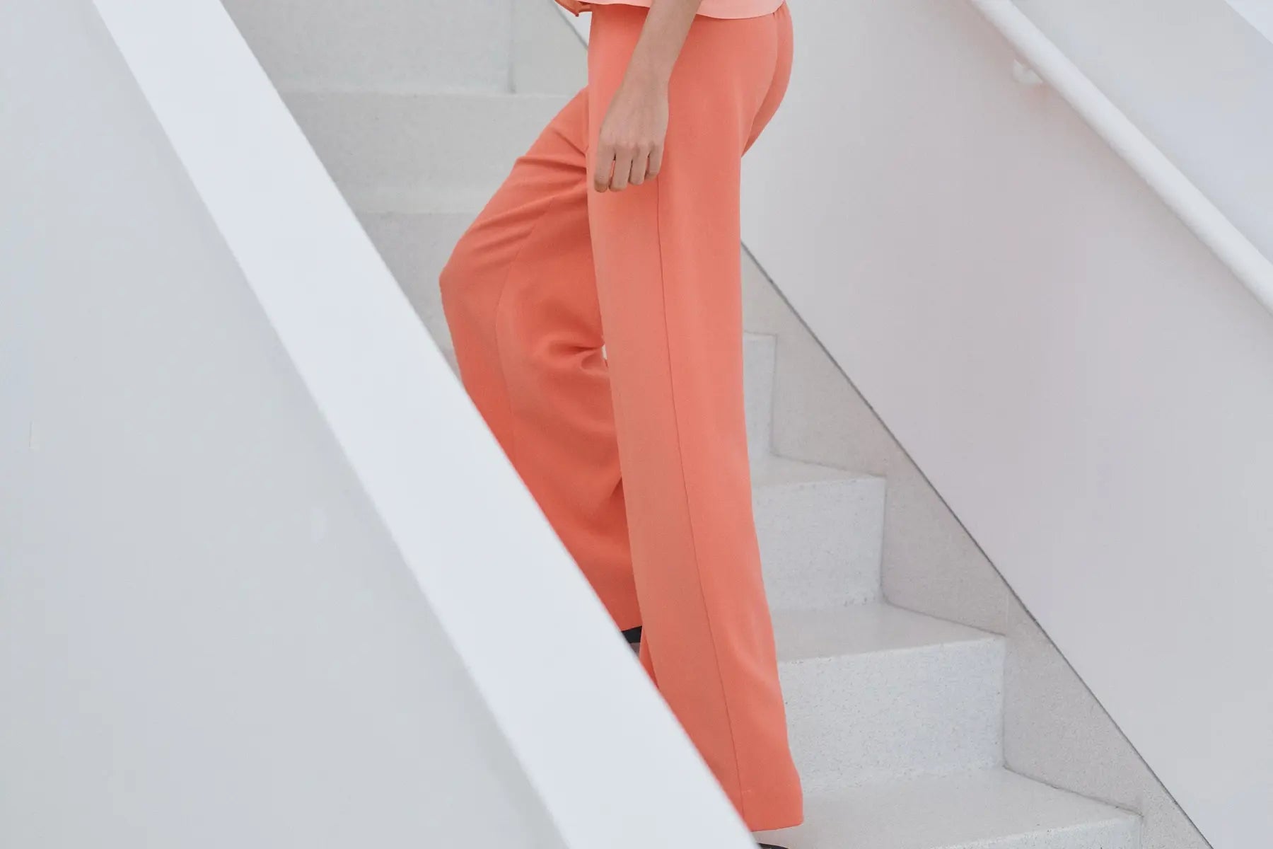 Walking up steps in Arielle pamplemousse pant