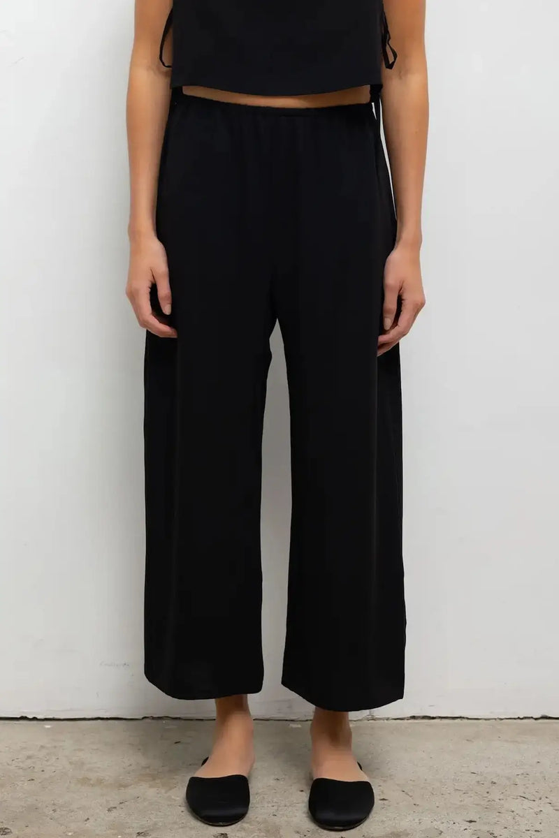 Close up of model wearing the Ari crop pant in black.