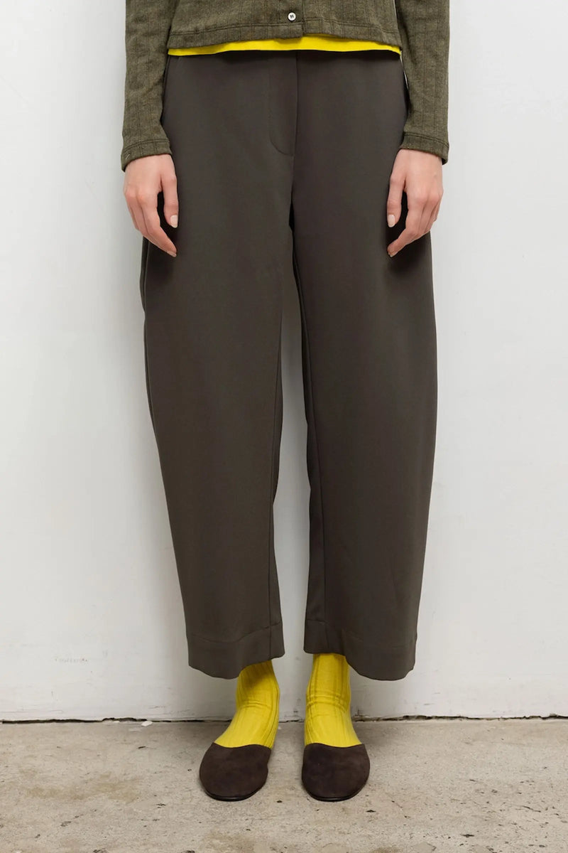 Close up of arielle barrel pant in olive on model.