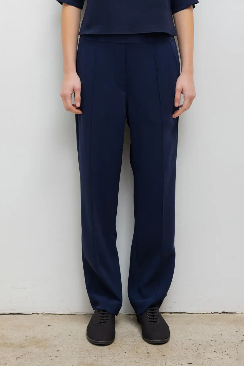 Close up of model wearing Arielle pintuck pant in midnight