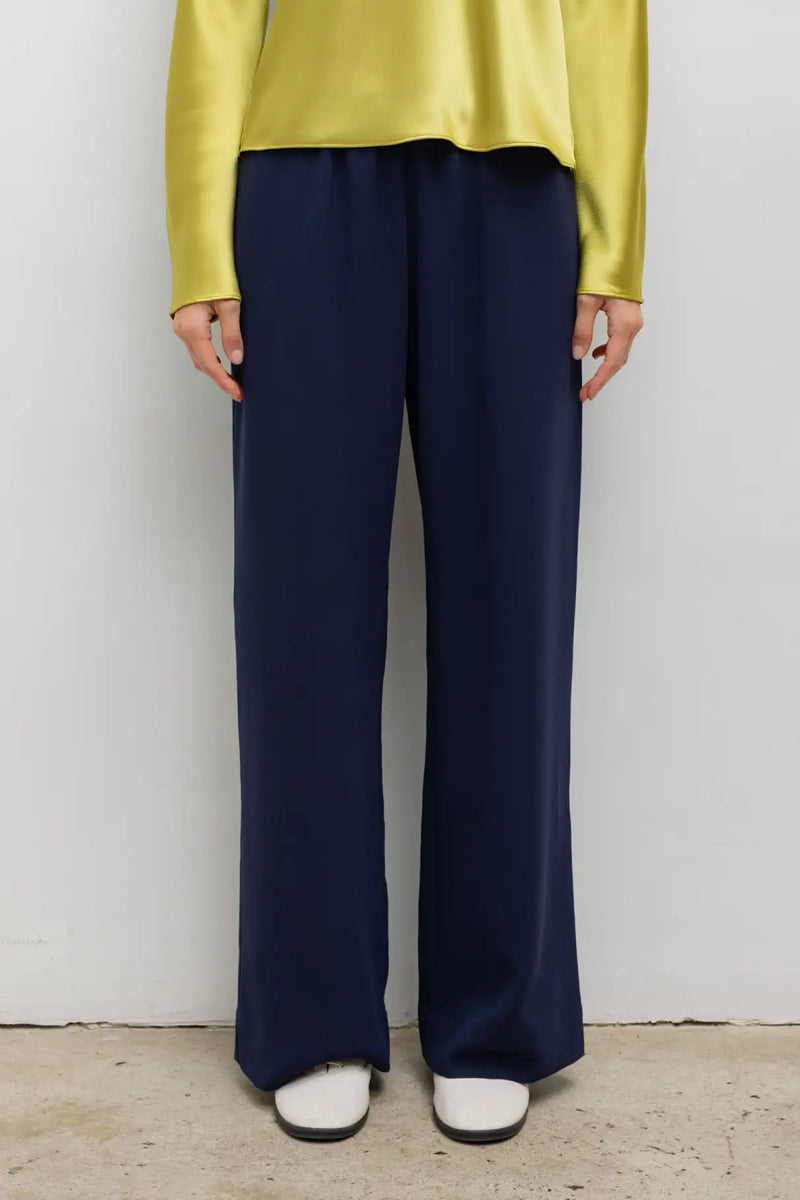 Close up of model wearing the Arielle pocket pant in midnight.