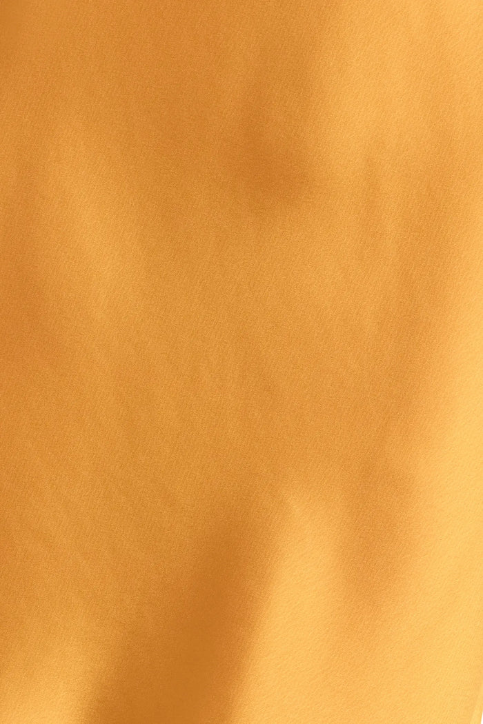 Close up of Barb in Mandarine.