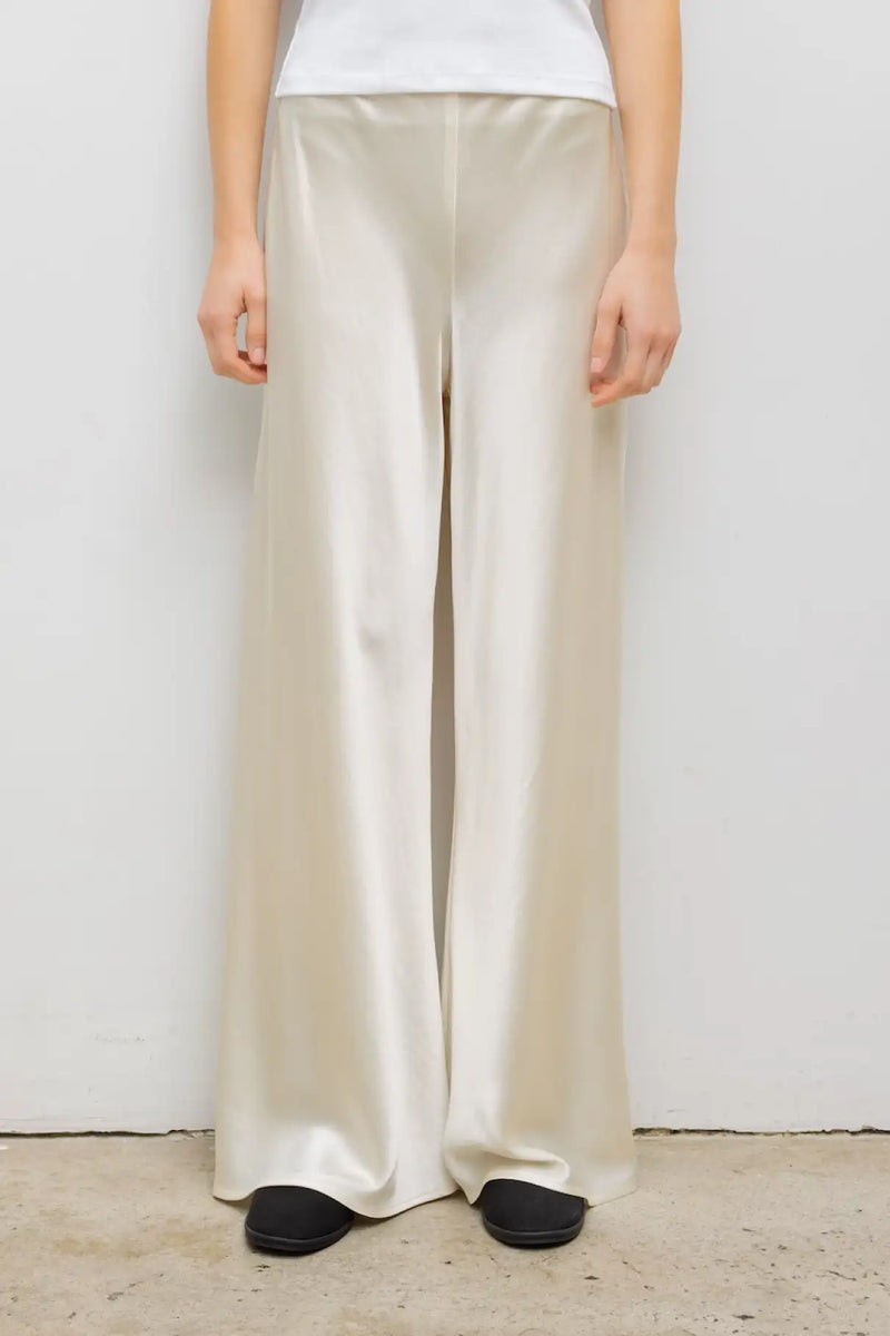 Close up of model wearing the Barb bias pant in creme.