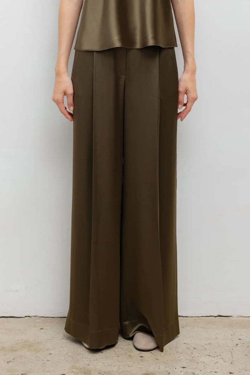 Close up of model wearing the Barb pleated trouser in olive.