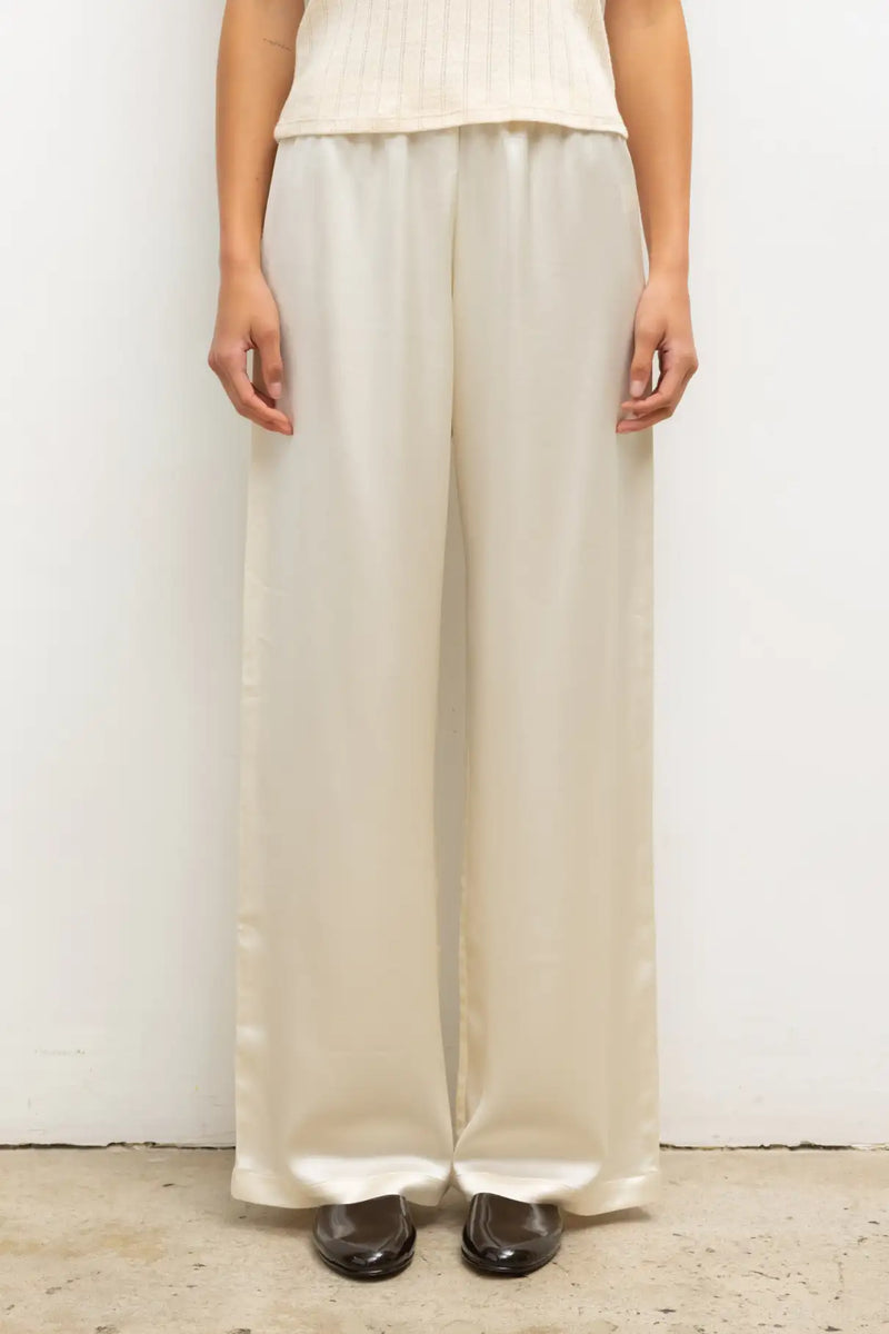 Close up of model wearing the Barb wide leg in creme.