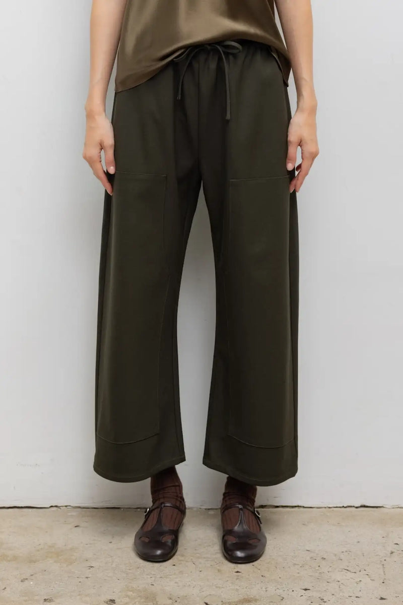 Close up of model wearing the Jane Carpenter pant in military.