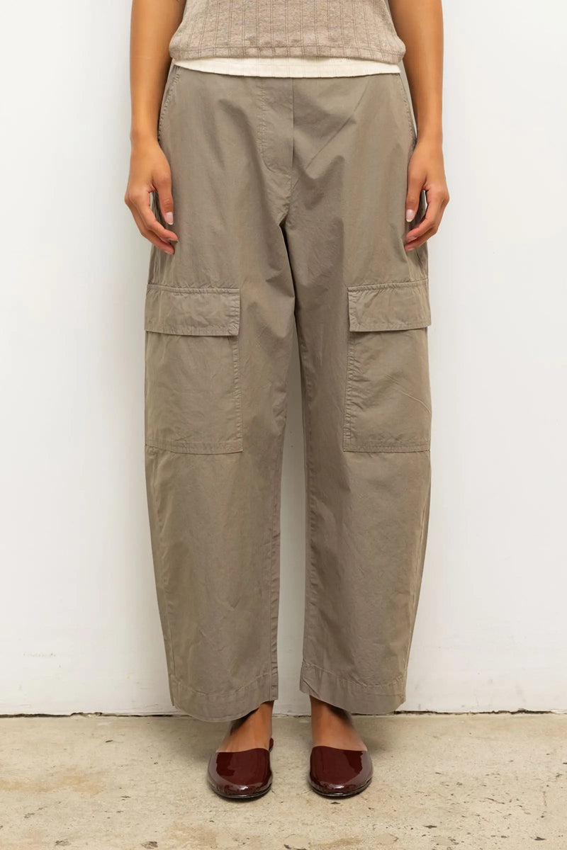 close up of kyoto barrel pant in cypress on model.