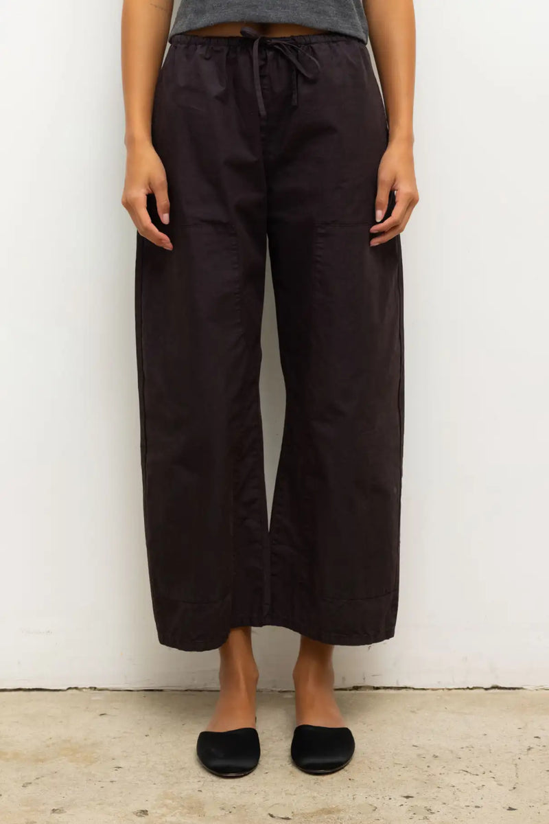 Close up of model wearing the Kyoto carpenter pant in chocolate.