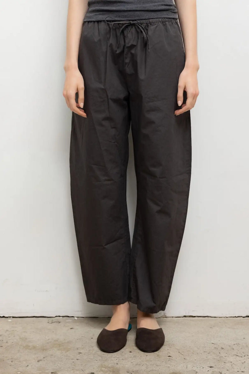 Close up of model wearing the Kyoto drawstring pant in slate.
