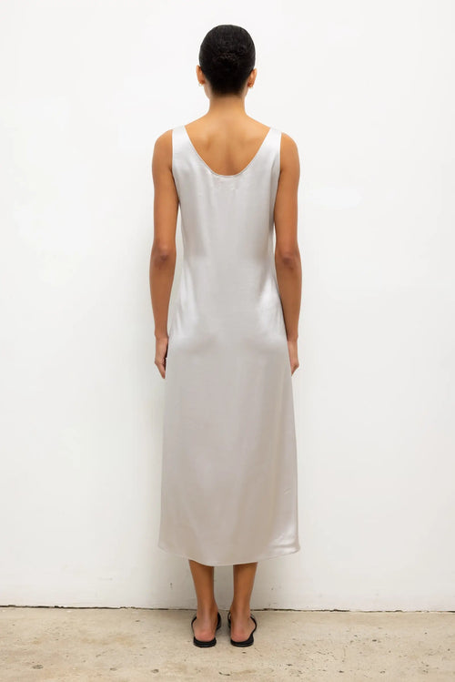 Barb Scoop Midi Dress in Cement in Satin – LESET