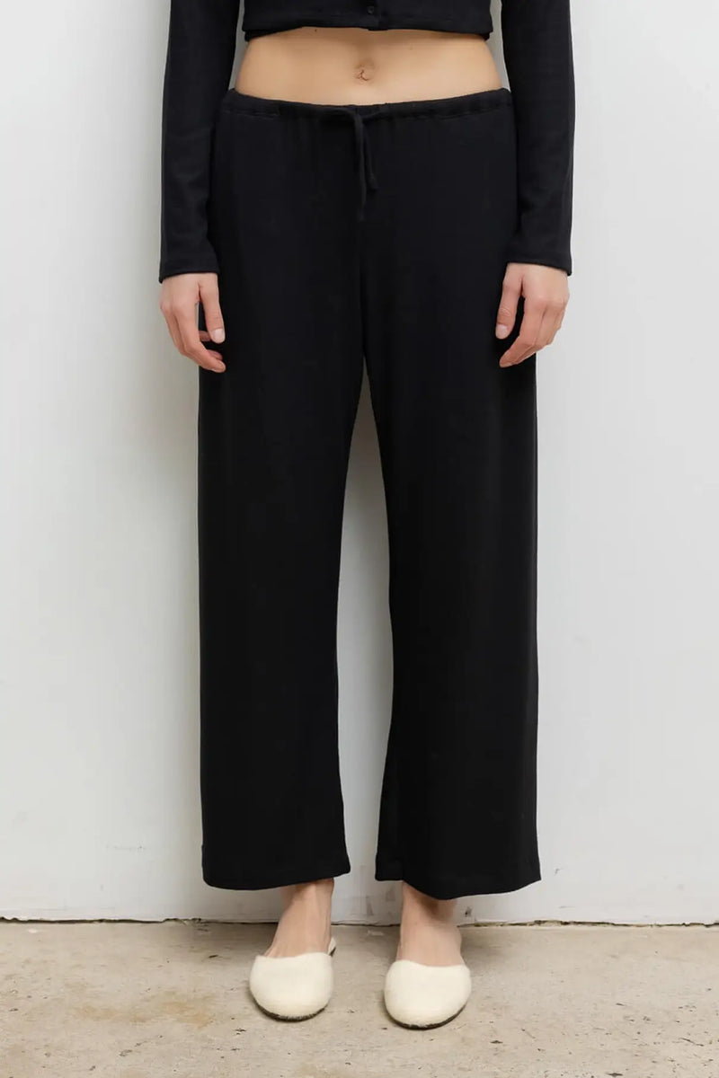 Close up of lauren crop drawstring pant in black on model.