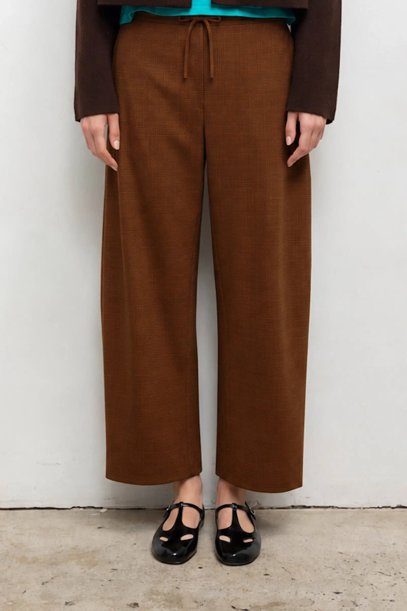 Close up of Maya crop drawstring pant in chocolate houndstooth on model
