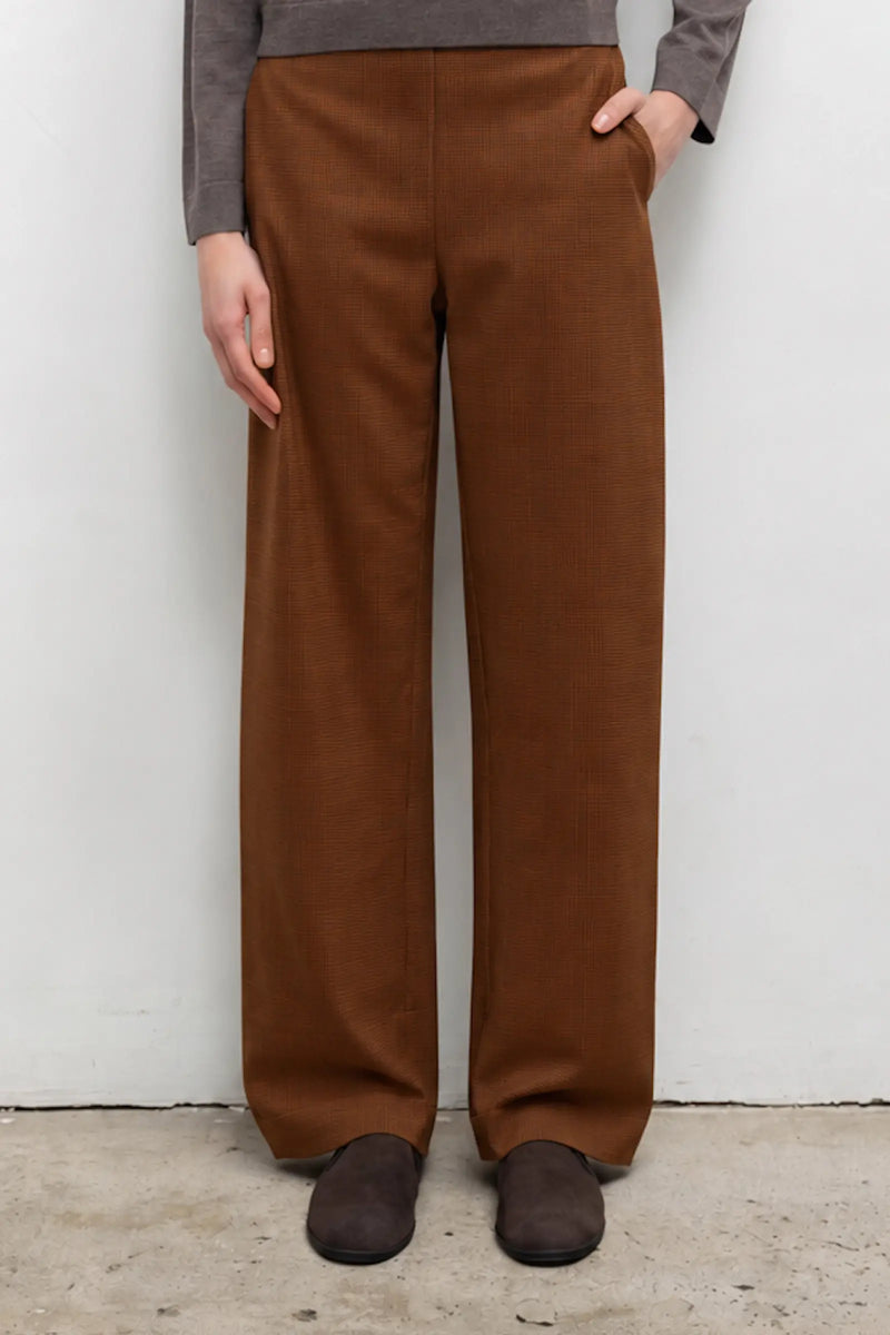 Close up of Maya pocket pant in chocolate houndstooth on model.