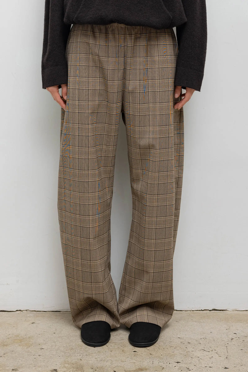 Close up of mia pocket pants on model.