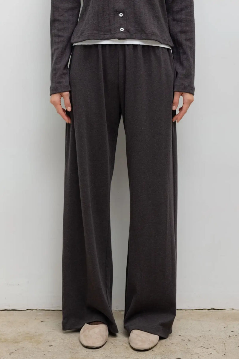 Close up of model wearing the Nando lounge pant in hickory melange.
