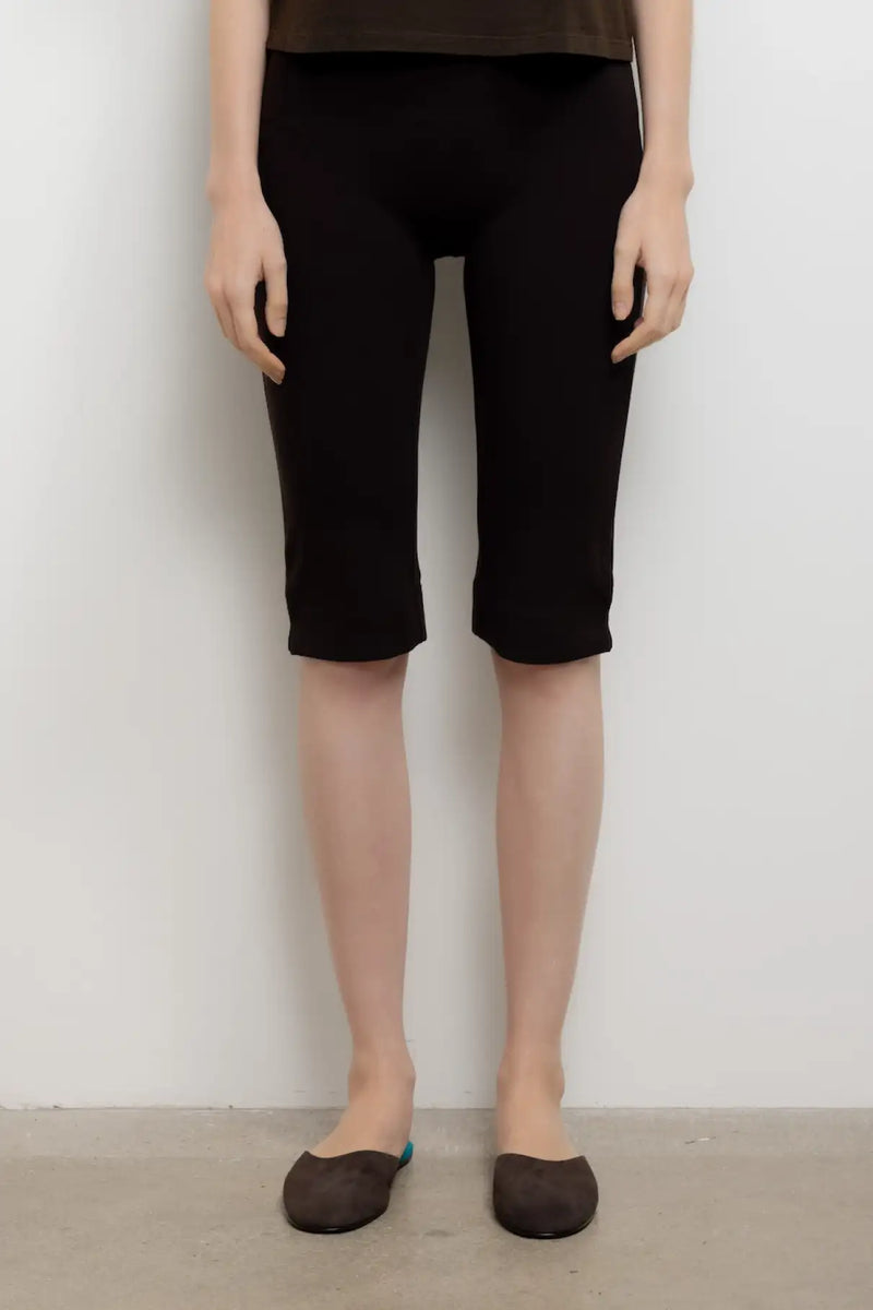 Close up of model wearing the Rio capri pant in black.