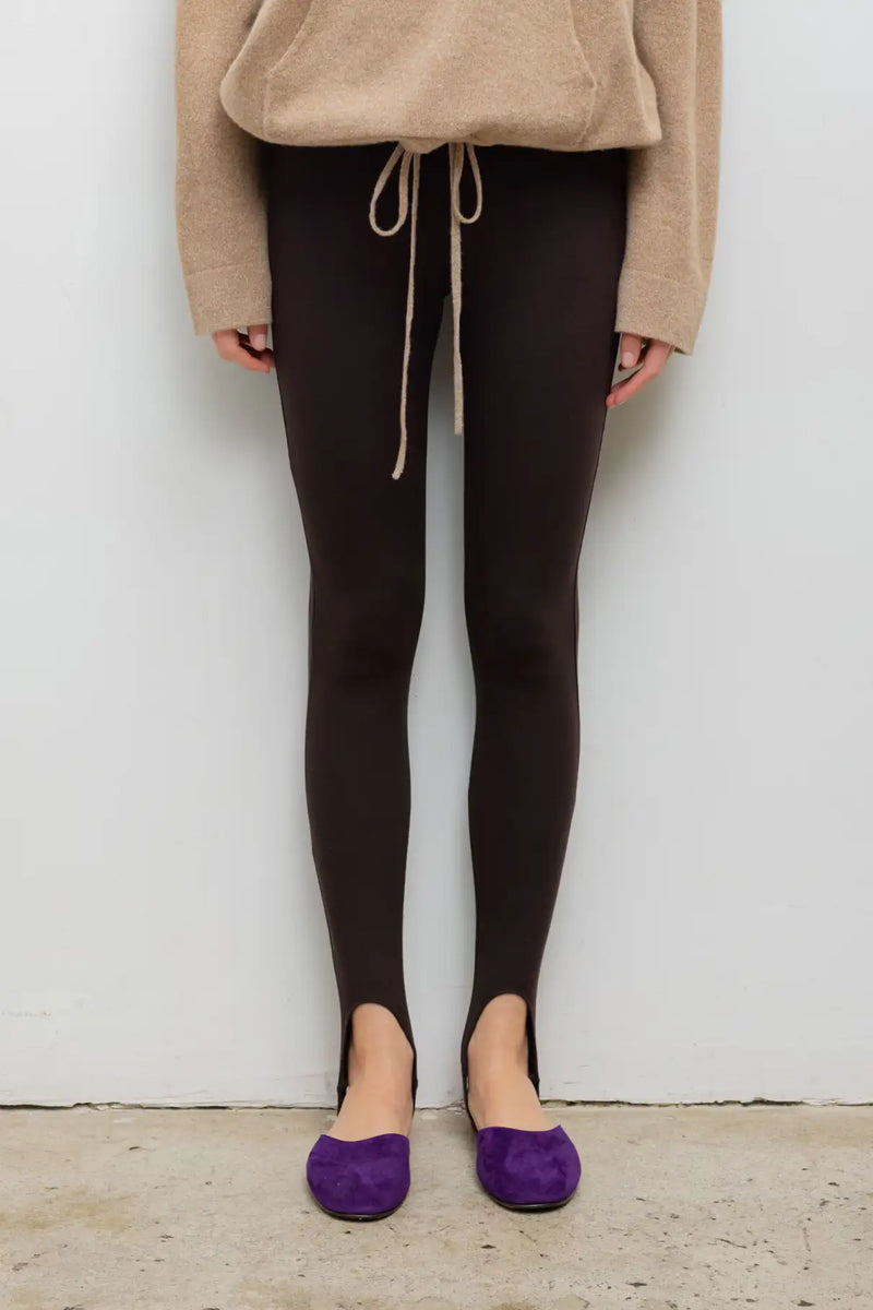 Close up of model wearing the Rio stirrup pant in chocolate.