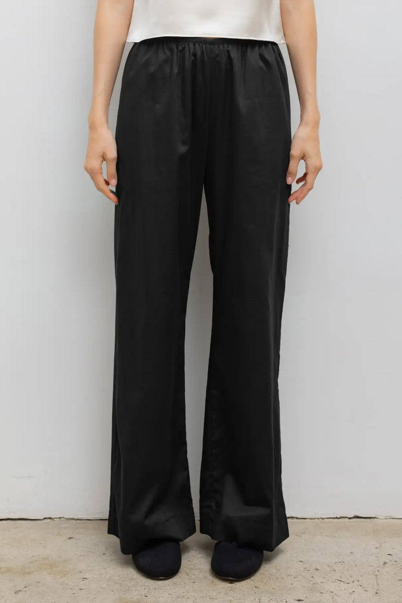 Close up of model wearing the Yoko pocket pant in black.