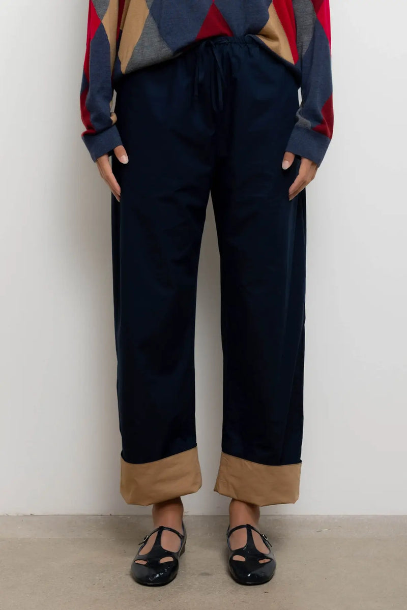 Close up of model wearing yoshi contrast drawstring pant.